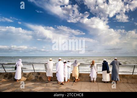 Turista musulmano che guarda l'oceano Atlantico dal lungomare sul lato della Moschea Hassan II, città di Casablanca, Marocco. Foto Stock