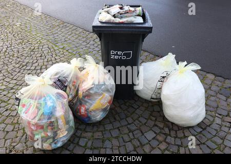 Muell Müll, Gelbe Saecke Säcke und eine Gelbe tonne, Pre Zero draussen. Es gibt immer wieder Aerger Ärger da die firma Pre Zero es nicht schafft die gelbe tonne abzufahren. Inzwischen steht der Muell Müll seit zwei Wochen vor den Haeusern Häusern Muell Müll, Muellabfuhr Müllabfuhr im Siegerland AM 12.12.2023 a Siegen/Deutschland. *** Spazzatura, sacchetti gialli e una spazzatura gialla, Pre Zero fuori c'è sempre problema perché l'azienda Pre Zero non riesce a rimuovere la spazzatura gialla nel frattempo, la spazzatura è stata in piedi di fronte alle case per due settimane spazzatura, Garb Foto Stock