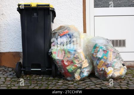 Muell Müll, Gelbe Saecke Säcke und eine Gelbe tonne, Pre Zero draussen. Es gibt immer wieder Aerger Ärger da die firma Pre Zero es nicht schafft die gelbe tonne abzufahren. Inzwischen steht der Muell Müll seit zwei Wochen vor den Haeusern Häusern Muell Müll, Muellabfuhr Müllabfuhr im Siegerland AM 12.12.2023 a Siegen/Deutschland. *** Spazzatura, sacchetti gialli e una spazzatura gialla, Pre Zero fuori c'è sempre problema perché l'azienda Pre Zero non riesce a rimuovere la spazzatura gialla nel frattempo, la spazzatura è stata in piedi di fronte alle case per due settimane spazzatura, Garb Foto Stock