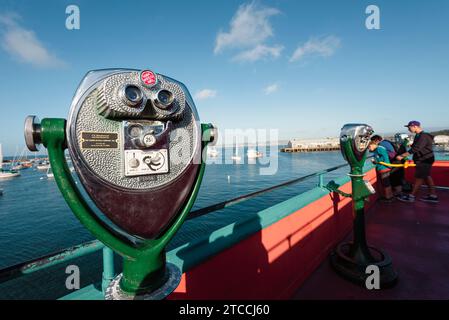 Una serie di binocoli pubblici a gettoni sul molo di Monterey, California, USA Foto Stock