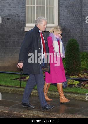 (Da sinistra a destra) i deputati conservatori Danny Kruger e Miriam Cates, lasciando Downing Street, Londra, a seguito di un incontro a colazione con il primo ministro Rishi Sunak, che sta lottando per riconciliare le richieste concorrenti dei deputati Tory sul suo piano in Ruanda. Gli aspiranti ribelli hanno avvertito che è ancora necessario un intervento chirurgico importante per fissare la legislazione di punta in materia di asilo. Data immagine: Data foto: Martedì 12 dicembre 2023. Foto Stock