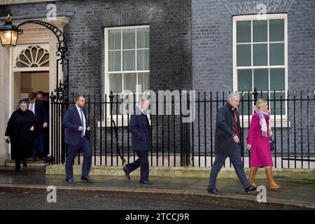 (Da sinistra a destra) i deputati conservatori Jill Mortimer, Jonathan Gullis, Marco Longhi, Danny Kruger e Miriam Cates, lasciando Downing Street, Londra, a seguito di un incontro per colazione con il primo ministro Rishi Sunak, che sta lottando per riconciliare le richieste concorrenti dei deputati Tory sul suo piano in Ruanda. Gli aspiranti ribelli hanno avvertito che è ancora necessario un intervento chirurgico importante per fissare la legislazione di punta in materia di asilo. Data immagine: Data foto: Martedì 12 dicembre 2023. Foto Stock