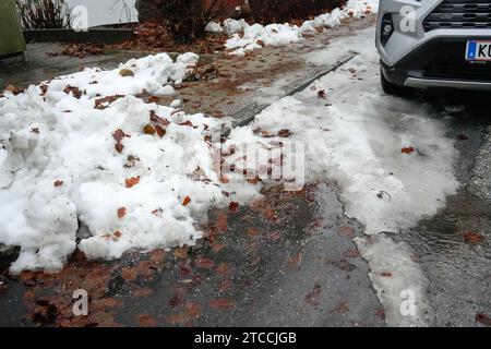 AUT - OESTERREICH, 2023-12-11: FEATURE NATUR WETTER - STARKREGEN SORGT FUER CHAOS VOR WEIHNACHTEN - AUFNAHMEN AUS DEM BEZIRK KUFSTEIN *** CAR AUSTRIA, 2023 12 11 FEATURE NATURA TEMPO PIOGGIA PESANTE CAUSA CAOS PRIMA DI NATALE SCATTI DAL DISTRETTO DI KUFSTEIN CREDITO: IMAGO/ALAMY LIVE NEWS Foto Stock