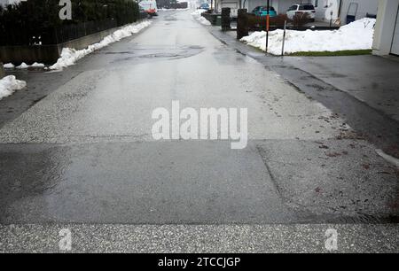 AUT - OESTERREICH, 2023-12-11: FEATURE NATUR WETTER - STARKREGEN SORGT FUER CHAOS VOR WEIHNACHTEN - AUFNAHMEN AUS DEM BEZIRK KUFSTEIN *** CAR AUSTRIA, 2023 12 11 FEATURE NATURA TEMPO PIOGGIA PESANTE CAUSA CAOS PRIMA DI NATALE SCATTI DAL DISTRETTO DI KUFSTEIN CREDITO: IMAGO/ALAMY LIVE NEWS Foto Stock