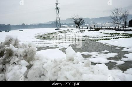 AUT - OESTERREICH, 2023-12-11: FEATURE NATUR WETTER - STARKREGEN SORGT FUER CHAOS VOR WEIHNACHTEN - AUFNAHMEN AUS DEM BEZIRK KUFSTEIN *** CAR AUSTRIA, 2023 12 11 FEATURE NATURA TEMPO PIOGGIA PESANTE CAUSA CAOS PRIMA DI NATALE SCATTI DAL DISTRETTO DI KUFSTEIN CREDITO: IMAGO/ALAMY LIVE NEWS Foto Stock