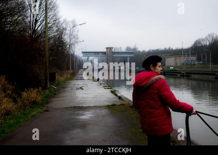 Una bandiera belga e belga in corso di preparazione per l'uso su una barca Foto Stock