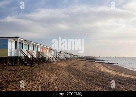 Beach Huts a Thorpe Bay, vicino a Southend-on-Sea, Essex, Inghilterra, Regno Unito Foto Stock