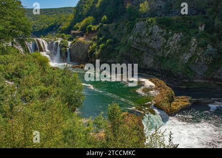 Strbacki Buk, una cascata terrazzata sul fiume una al confine tra la Federazione di Bosnia ed Erzegovina e Croazia. Inizio settembre Foto Stock