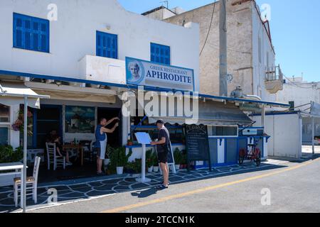 IOS, Grecia - 14 settembre 2023: Veduta di un ristorante greco tradizionale nel porto di iOS Grecia Foto Stock