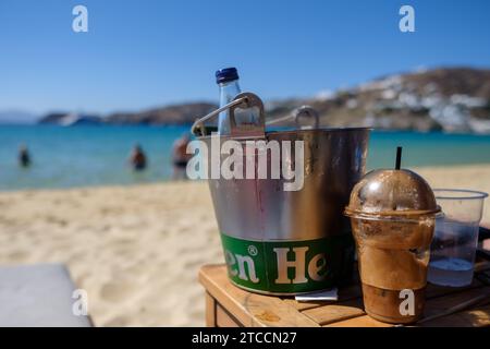 IOS, Grecia - 13 settembre 2023: Veduta di un cofee greco ghiacciato, noto anche come caffe' frappe, sulla spiaggia di Mylopotas a iOS Grecia Foto Stock