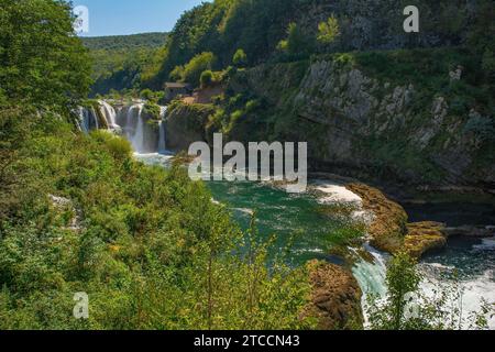 Strbacki Buk, una cascata terrazzata sul fiume una al confine tra la Federazione di Bosnia ed Erzegovina e Croazia. Inizio settembre Foto Stock