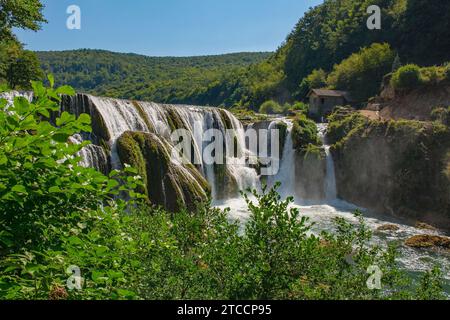 Strbacki Buk, una cascata terrazzata sul fiume una al confine tra la Federazione di Bosnia ed Erzegovina e Croazia. Inizio settembre Foto Stock