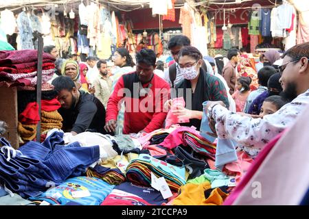 Dhaka, Bangladesh. 12 dicembre 2023. La gente si è riunita in un mercato di strada per comprare vestiti invernali in un giorno freddo a Dacca, Bangladesh, il 12 dicembre 2023. Foto di Habibur Rahman/ABACAPRESS.COM Credit: Abaca Press/Alamy Live News Foto Stock