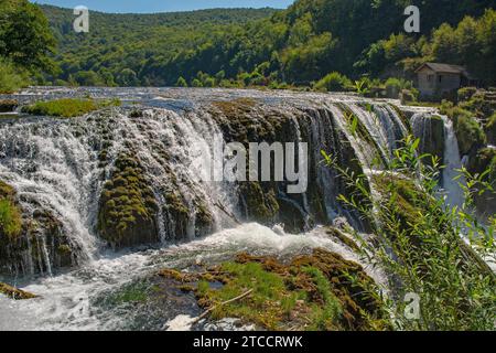 Strbacki Buk, una cascata terrazzata sul fiume una al confine tra la Federazione di Bosnia ed Erzegovina e Croazia. Inizio settembre Foto Stock