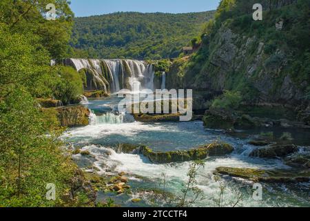 Strbacki Buk, una cascata terrazzata sul fiume una al confine tra la Federazione di Bosnia ed Erzegovina e Croazia. Inizio settembre Foto Stock