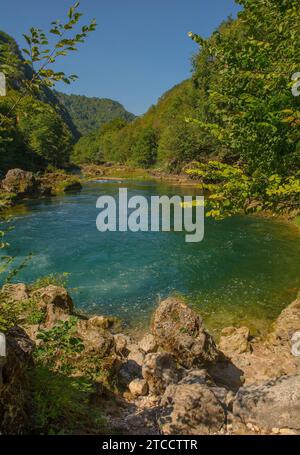 Il fiume una ai piedi di Strbacki Buk, una cascata terrazzata al confine tra Bosnia ed Erzegovina e Croazia. Inizio settembre Foto Stock