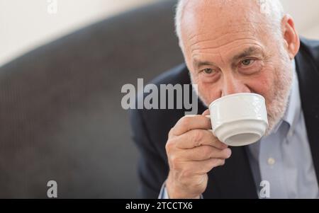 Madrid, 10/06/2016. Intervista a Joseph E. Stiglitz, premio Nobel per l'economia, che presenta l'euro. Come la moneta comune minaccia il futuro dell'Europa. Foto: Ignacio Gil ARCHDC. Crediti: Album / Archivo ABC / Ignacio Gil Foto Stock