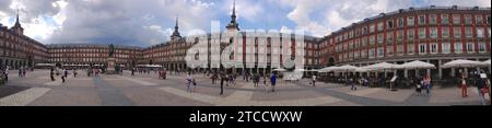 Madrid 04-15-2014 Turismo a Madrid .... Foto: Angel de Antonio ... ARCHDCVista panoramica di Plaza Mayor, con la Casa de la Carnicería sulla sinistra, di fronte alla Casa de la Panadería. Crediti: Album / Archivo ABC / Ángel de Antonio Foto Stock