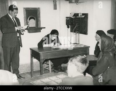 Torrejón el Rubio (Cáceres), 22/10/1965. Doña Felicitas Pajares Muñoz, rimasta vedova per tre anni dopo aver perso il marito in un incidente, è ora ansiosamente in attesa di notizie di quattro membri della sua famiglia, tre cognati e un cugino di primo grado, scomparso nella catastrofe della palude. Crediti: Album / Archivo ABC Foto Stock