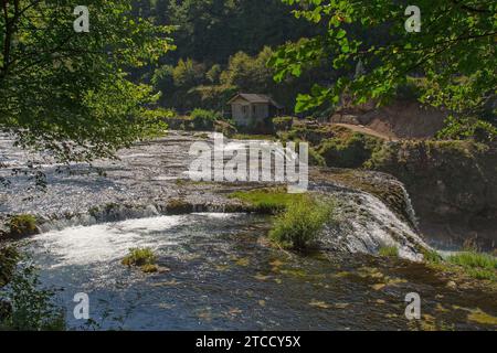 Il fiume una scorre sopra la cima di Strbacki Buk, una cascata terrazzata al confine tra la Federazione di Bosnia ed Erzegovina e Croati Foto Stock