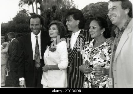 Miami (Stati Uniti), 05/13/1990. Le figure principali della musica latino-americana brindarono Lola Flores durante la festa in suo onore che Julio Iglesias le offrì nella sua residenza. I due appaiono nella foto con Rocío Jurado, José Luis Rodríguez "El Puma" e José Luis Perales, autore di alcune delle canzoni di "Homenaje". Crediti: Album / Archivo ABC Foto Stock