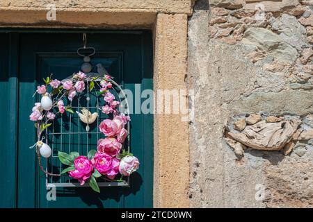 Interno Di Casa Di Decorazioni Di Pasqua Con Fiori Di Primavera -  Fotografie stock e altre immagini di Interno di casa - iStock