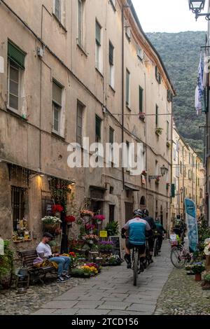 Mountain bike in un vicolo del borgo medievale in primavera, Finalborgo, finale Ligure, Liguria, Italia Foto Stock