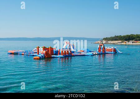 Novi Vinodolski, Croazia – 11 settembre 2023. Un parco giochi gonfiabile in tarda estate sulla spiaggia cittadina di Novi Vinodolski Foto Stock