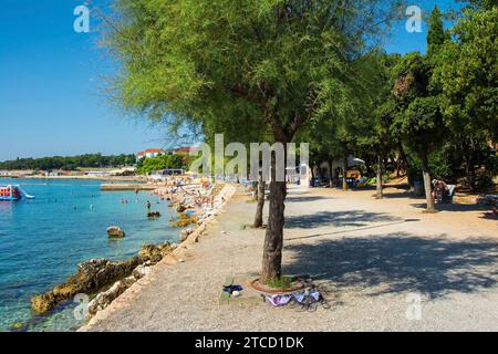 Novi Vinodolski, Croazia – 11 settembre 2023. Tarda estate sulla spiaggia cittadina di Novi Vinodolski, Primorje-Gorski Kotar County, Croazia Foto Stock
