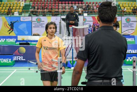 Guwahati, India. 9 dicembre 2023. Malvika Bansod dell'India vista durante le semifinali del torneo di badminton femminile Yonex-Sunrise Guwahati Masters 2023 Super 100 contro il Lalinrat Chaiwan della Thailandia al Sarju sarai Indoor Sports Complex. Lalinrat Chaiwan ha vinto 21-12, 21-14. (Foto di Biplov Bhuyan/SOPA Images/Sipa USA) credito: SIPA USA/Alamy Live News Foto Stock