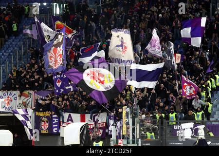 Roma, Italia. 12 dicembre 2023. Roma, Italia 10.12.2023: Le bandiere dei tifosi della Fiorentina sventolano negli stand durante la partita di calcio Italia serie A TIM 2023-2024 giorno 15, tra AS ROMA vs AFC FIORENTINA allo Stadio Olimpico di Roma. Credito: Agenzia fotografica indipendente/Alamy Live News Foto Stock