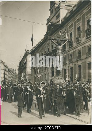 Madrid, 04/10/1914. La processione del venerdì Santo. Il "Cristo degli alberdieri" mentre passa attraverso Puerta del Sol, di fronte al Palazzo delle Poste (governo). Crediti: Album / Archivo ABC Foto Stock