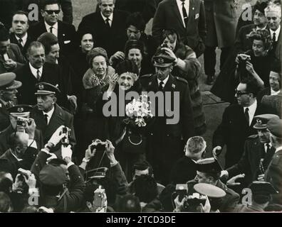 Madrid, 02/07/1968. La regina Vittoria Eugenia visita Madrid in occasione della nascita del suo pronipote, l'Infante Don Felipe. Nell'immagine, saluta la folla che è venuta ad accoglierlo al suo arrivo all'aeroporto di Barajas. Crediti: Album / Archivo ABC / Teodoro Naranjo Domínguez,Manuel Sanz Bermejo Foto Stock