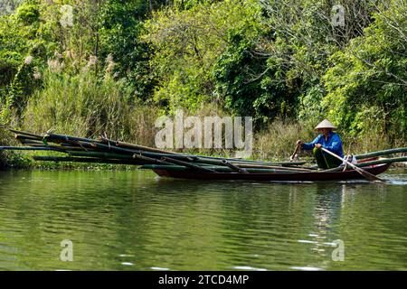 Dal fiume alla Pagoda dei profumi in Vietnam Foto Stock