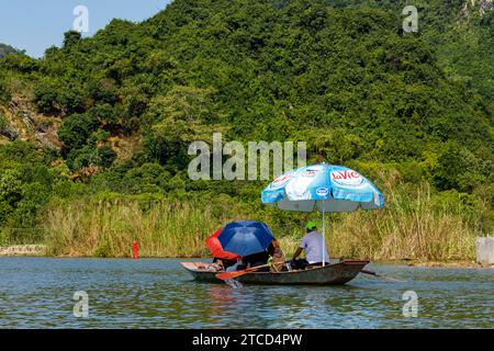 Dal fiume alla Pagoda dei profumi in Vietnam Foto Stock