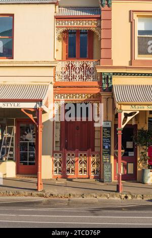 Uno stretto residence a due piani tra due verande di strada a Queenscliff sulla Penisola di Bellarine a Victoria, Australia Foto Stock