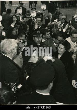 Madrid, 02/07/1968. La regina Vittoria Eugenia visita Madrid in occasione della nascita del suo pronipote, l'Infante Don Felipe. Nell'immagine, bacia suo figlio, Don Juan de Borbón al suo arrivo all'aeroporto di Barajas. Crediti: Album / Archivo ABC / Teodoro Naranjo Domínguez,Manuel Sanz Bermejo Foto Stock