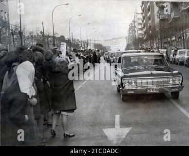 Madrid, 02/07/1968. La regina Vittoria Eugenia visita Madrid in occasione della nascita del suo pronipote, l'Infante Don Felipe. Nell'immagine, la folla dà il benvenuto alla Regina Vittoria Eugenia lungo il viale Islas Filipinas verso il Palazzo Zarzuela per vedere il suo pronipote. Crediti: Album / Archivo ABC Foto Stock