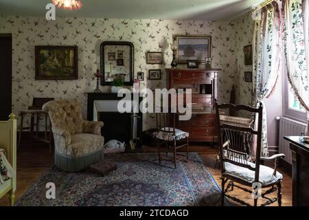 GIVERNY, FRANCIA - 31 AGOSTO 2019: Questo è l'interno del soggiorno dell'artista impressionista Claude Monet nella sua casa padronale. Foto Stock