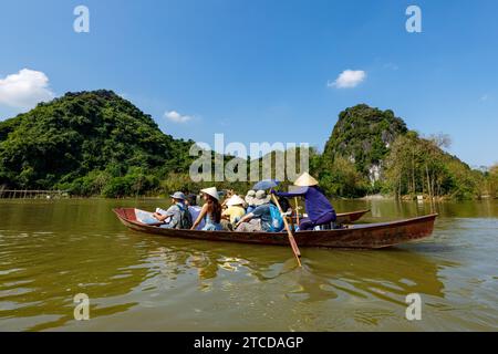 Dal fiume alla Pagoda dei profumi in Vietnam Foto Stock