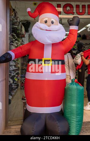 Felanitx, Spagna; 10 dicembre 2023: Primo piano delle bambole gonfiabili di Babbo Natale che decorano le strade della città di Maiorca di Felanitx, Spagna Foto Stock