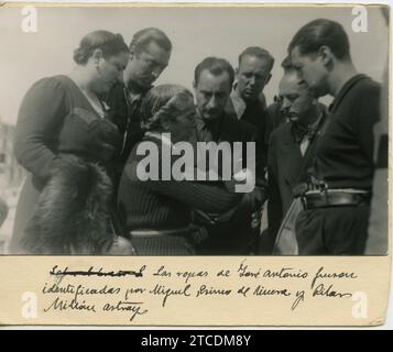 Alicante 11/19/1939. Riesumazione del corpo di José Antonio primo de Rivera nel cimitero di Alicante. I vestiti di José Antonio sono identificati da suo fratello Miguel primo de Rivera e Pilar Millán Astray. Crediti: Album / Archivo ABC / Miguel Mezquiriz Foto Stock