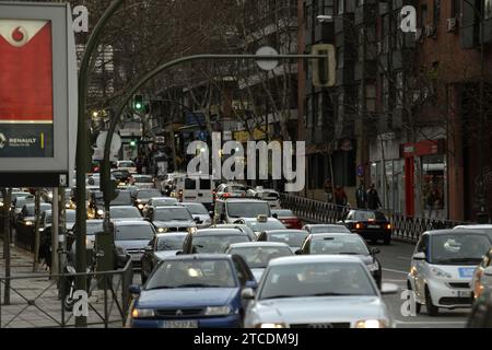 Madrid, 17/02/2015. Traffico e mancanza di parcheggio nella zona di Ventas Alcalá. Foto: Maya Balanya ARCHDC. Crediti: Album / Archivo ABC / Maya Balanya Foto Stock