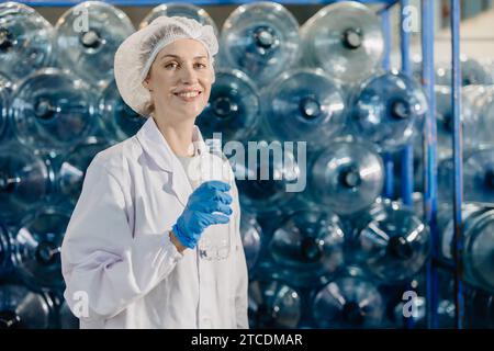 ritratto felice anziano adulto donne caucasiche lavoratrici lavorano in fabbrica di acqua potabile con bottiglia di acqua potabile. Foto Stock