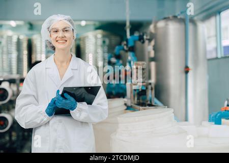 ritratto donne felici lavoratrici del personale in impianti di acqua potabile controllo della qualità dell'acqua processo di test di purificazione. Foto Stock