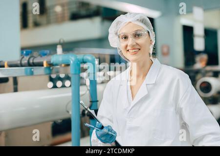 ritratto donne felici lavoratrici del personale in impianti di acqua potabile controllo della qualità dell'acqua processo di test di purificazione. Foto Stock