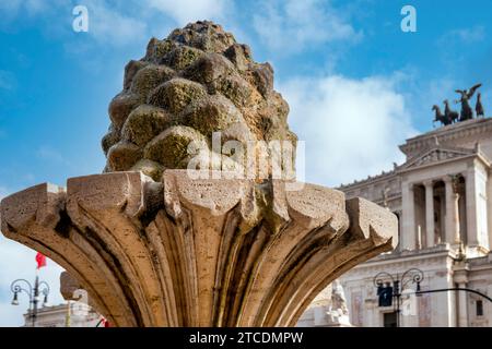 Primo piano della Fontana della Pigna in Piazza San Marco, Roma, Italia Foto Stock