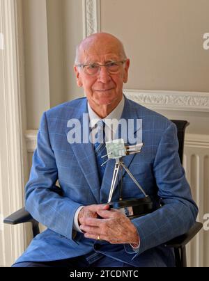 Sir Bobby Charlton, ex calciatore, che detiene il BBC Sports Personality of the Year Lifetime Achievement Award. Foto Stock