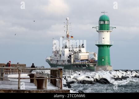 Faro del molo ovest e nave Esperanza in inverno, Germania, Meclemburgo-Pomerania occidentale, Rostock, Warnemuende Foto Stock