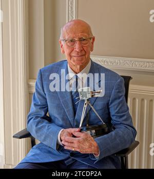 Sir Bobby Charlton, ex calciatore, che detiene il BBC Sports Personality of the Year Lifetime Achievement Award. Foto Stock